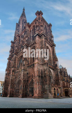 Kathedrale Notre-Dame von Straßburg oder die Kathedrale Unserer Lieben Frau von Straßburg, auch als Straßburger Münster bekannt, ist eine römisch-katholische Kathedrale. Stockfoto