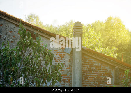 Alte Villa, antike Architektur mit Sunbeam Hintergrund. Stockfoto