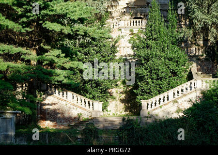 Mailand, Italien - September, 27, 2018: Alte Villa in Wald verlassen, Haus mit Ghost horror Konzept Stockfoto