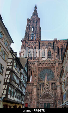 Kathedrale Notre-Dame von Straßburg oder die Kathedrale Unserer Lieben Frau von Straßburg, auch als Straßburger Münster bekannt, ist eine römisch-katholische Kathedrale. Stockfoto