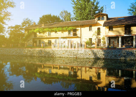 Alte Villa mit Reflexion im Wasser antike Architektur. Stockfoto