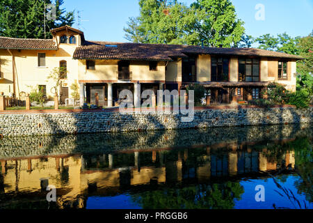 Alte Villa mit Reflexion im Wasser antike Architektur. Stockfoto