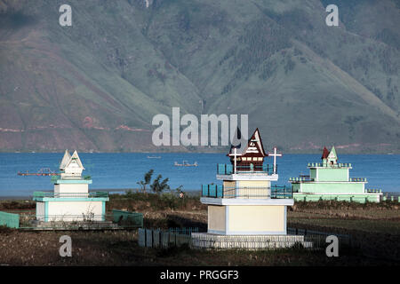 Gräber und Grabsteine am See auf Samosir Island, Lake Toba, Sumatra, Indonesien Stockfoto