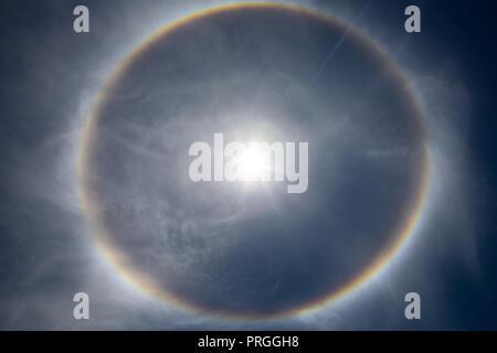 Die Sonne mit Strahlen mit Regenbogen Gallo Stockfoto