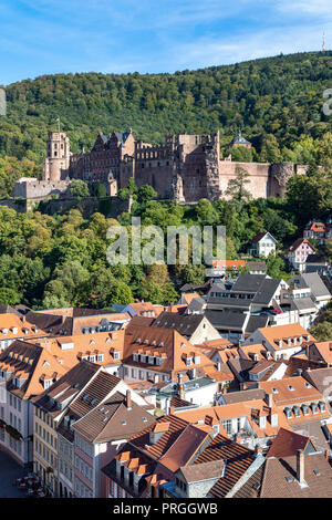 Blick auf die Altstadt von Heidelberg mit dem Schloss Heidelberg, Neckar, Deutschland Stockfoto