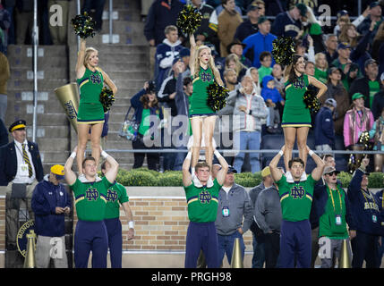 South Bend, Indiana, USA. 29 Sep, 2018. Notre Dame Cheerleadern während der NCAA Football Spiel Action zwischen dem Stanford Kardinal und die Notre Dame Fighting Irish im Notre Dame Stadium in South Bend, Indiana. Notre Dame besiegte Stanford 38-17. Johann Mersits/CSM/Alamy leben Nachrichten Stockfoto