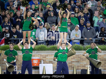 South Bend, Indiana, USA. 29 Sep, 2018. Notre Dame Cheerleadern während der NCAA Football Spiel Action zwischen dem Stanford Kardinal und die Notre Dame Fighting Irish im Notre Dame Stadium in South Bend, Indiana. Notre Dame besiegte Stanford 38-17. Johann Mersits/CSM/Alamy leben Nachrichten Stockfoto