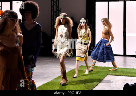 Paris, Frankreich. 2. Okt, 2018. Modelle Kreationen von Junko Shimada während der 2019 Kollektion Frühjahr/Sommer Damen in Paris, Frankreich, am Okt. 2, 2018. Credit: Chen Yichen/Xinhua/Alamy leben Nachrichten Stockfoto