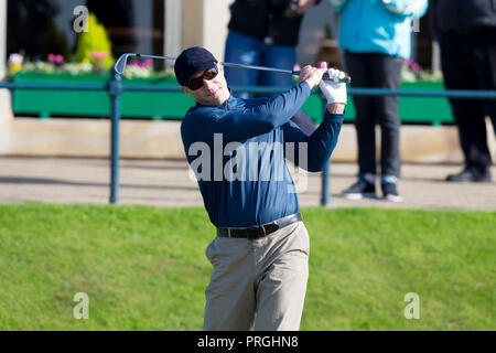 St Andrews, Schottland, Großbritannien. 2. Oktober 2018, den alten Kurs, St Andrews, Schottland; Alfred Dunhill Links Championship, Praxis Tag; ehemaliger Boxweltmeister Wladimir Klitschko auf dem ersten T-Stück während einer Praxis, bei der Dunhill Links Championship auf dem alten Kurs, St Andrews Credit: Aktion Plus Sport Bilder/Alamy leben Nachrichten Stockfoto