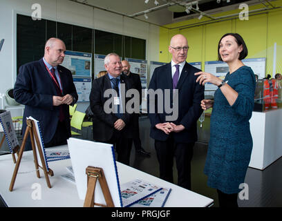 Geht hin, South Queensferry, West Lothian, Großbritannien. 02,10, 2018. Bild zeigt: eine wichtige neue pädagogische Ressource hat vorgestellt worden unter Verwendung von digitalen 3D-Erhebungen der drei her Brücken. Dieser bahnbrechenden Einsatz modernster Technologien von führenden schottischen Erbe Institutionen zielt darauf ab, eine neue Generation von Wissenschaftlern und Ingenieure zu inspirieren. Heute wird der neue Bereich des Game-based Learning Ressourcen zum ersten Mal aufgedeckt wurde durch den Stellvertretenden Ersten Minister John Swinney bei einem Besuch in South Queensferry. Credit: Ian Jacobs/Alamy leben Nachrichten Stockfoto