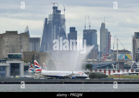 London, UK, 2. Oktober 2018 - 4-motorige Royal Air Force C 130 J Herkules Flugzeug verbrachte zwei Stunden zu Besuch in London City Airport, im Herzen von London's Royal Docks in Newham befindet. Credit: Christy/Alamy leben Nachrichten Stockfoto