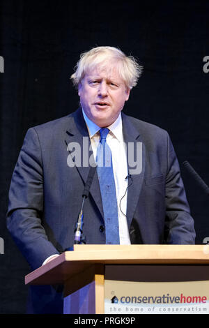 Birmingham, Großbritannien. 2. Oktober, 2018. Boris Johnson MP spricht auf eine Franse Ereignis, bei dem Parteitag der Konservativen Partei am Dienstag, 2. Oktober 2018 im ICC Birmingham, Birmingham statt. Bild: Boris Johnson. Bild von Julie Edwards. Credit: Julie Edwards/Alamy leben Nachrichten Stockfoto