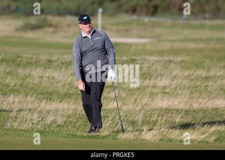 St Andrews, Schottland, Großbritannien. 2. Oktober 2018, den alten Kurs, St Andrews, Schottland; Alfred Dunhill Links Championship, Praxis Tag; Ernie Els von Soputh Afrika Uhren seine Kugel, nachdem er einen Schuß von der rauhen auf dem 16 Loch während einer Praxis, bei der Dunhill Links Championship auf dem alten Kurs, St Andrews Credit: Aktion Plus Sport Bilder/Alamy leben Nachrichten Stockfoto
