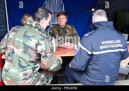 Zoutkamp, Niederlande. Okt, 2018 02. König Willem-Alexander der Niederlande bei der Willem Lodewijk van Nassaukazerne in Zoutkamp, am 02 Oktober, 2018, für eine workvisit der EU-Polizei- Ausbildung (EUPST Credit: Albert Nieboer/Niederlande/Point de Vue |/dpa/Alamy leben Nachrichten Stockfoto