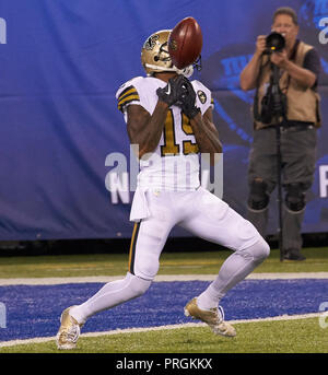 Oktober 2, 2018 - East Rutherford, New Jersey, USA - New Orleans Saints kickoff returner Ted Ginn (19) ungeschickte Versuche bei einem NFL Spiel zwischen den New Orlean Heiligen und die New York Giants bei MetLife Stadium in East Rutherford, New Jersey. Die Heiligen die Riesen besiegte 33-18. Duncan Williams/CSM Stockfoto
