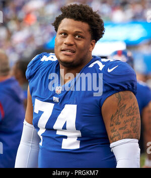 Oktober 2, 2018 - East Rutherford, New Jersey, USA - New York Giants beleidigender Gerät Ereck Blumen (74) Während ein NFL Spiel zwischen den New Orlean Heiligen und die New York Giants bei MetLife Stadium in East Rutherford, New Jersey. Die Heiligen die Riesen besiegte 33-18. Duncan Williams/CSM Stockfoto