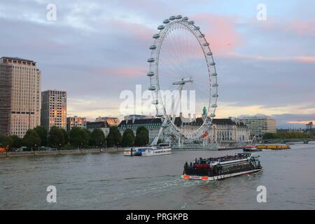 London, Großbritannien, 2. Okt 2018. Uk Wetter. Die Sonne hinter dem London Eye nach einem warmen Tag in der Hauptstadt, London, UK. Credit: Ed Brown/Alamy leben Nachrichten Stockfoto