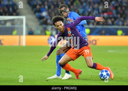 Baden-württemberg, Sinsheim: 02. Oktober 2018, Deutschland, Sinsheim: Fußball: Champions League, 1899 Hoffenheim vs Manchester City, Gruppenphase, Gruppe F, 2. Spieltag, in der Rhein-Neckar-Arena. Leroy Sane (vorne), Manchester City und Hoffenheim Kevin Akpoguma Kampf um den Ball. Foto: Uwe Anspach/dpa Quelle: dpa Picture alliance/Alamy leben Nachrichten Stockfoto