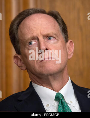 United States Senator Pat Toomey (Republikaner von Pennsylvania) hört, wie Andrew M. Saul vor dem Senat der Vereinigten Staaten Ausschuss für Finanzen über seine Nominierung Kommissar zu der sozialen Sicherheit in Washington, DC am Dienstag, 2. Oktober 2018 wird bezeugt. Credit: Ron Sachs/CNP/MediaPunch Stockfoto