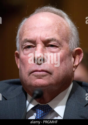 Andrew M. Saul bezeugt vor den Senat der Vereinigten Staaten Ausschuss für Finanzen über seine Nominierung Kommissar zu der sozialen Sicherheit in Washington, DC am Dienstag, 2. Oktober 2018. Credit: Ron Sachs/CNP/MediaPunch Stockfoto