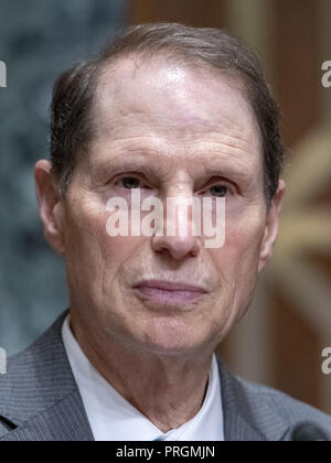 Washington, District of Columbia, USA. 2. Okt, 2018. United States Senator Ron Wyden (Demokrat von Oregon) hört, wie Andrew M. Saul bezeugt vor den Senat der Vereinigten Staaten Ausschuss für Finanzen über seine Nominierung Kommissar zu der sozialen Sicherheit in Washington, DC am Dienstag, 2. Oktober 2018 Credit: Ron Sachs/CNP/ZUMA Draht/Alamy leben Nachrichten Stockfoto