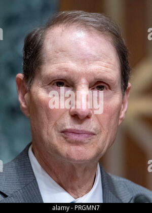 United States Senator Ron Wyden (Demokrat von Oregon) hört, wie Andrew M. Saul vor dem Senat der Vereinigten Staaten Ausschuss für Finanzen über seine Nominierung Kommissar zu der sozialen Sicherheit in Washington, DC am Dienstag, 2. Oktober 2018 wird bezeugt. Credit: Ron Sachs/CNP/MediaPunch Stockfoto