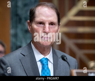 Washington, Vereinigte Staaten von Amerika. Okt, 2018 02. United States Senator Ron Wyden (Demokrat von Oregon) hört, wie Andrew M. Saul vor dem Senat der Vereinigten Staaten Ausschuss für Finanzen über seine Nominierung Kommissar zu der sozialen Sicherheit in Washington, DC am Dienstag, 2. Oktober 2018 wird bezeugt. Credit: Ron Sachs/CNP | Verwendung der weltweiten Kredit: dpa/Alamy leben Nachrichten Stockfoto