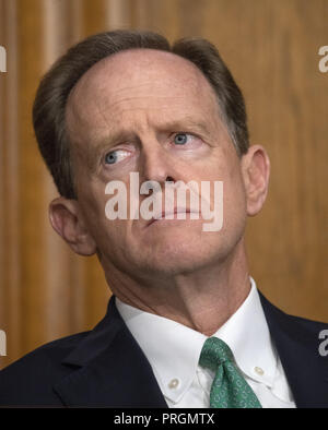 Washington, District of Columbia, USA. 2. Okt, 2018. United States Senator Pat Toomey (Republikaner von Pennsylvania) hört, wie Andrew M. Saul bezeugt vor den Senat der Vereinigten Staaten Ausschuss für Finanzen über seine Nominierung Kommissar zu der sozialen Sicherheit in Washington, DC am Dienstag, 2. Oktober 2018 Credit: Ron Sachs/CNP/ZUMA Draht/Alamy leben Nachrichten Stockfoto