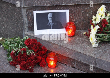 Kiew, Kiew, Ukraine. 2. Okt, 2018. Blumen, Kerzen und Portraits sind auf dem Boden während der Tribut zu spät Charles Aznavour vor der Französischen Botschaft. French-Armenian Songwriter, Sänger und Schauspieler Charles Aznavour im Alter von 94 an seinem Haus in der Provence in Südfrankreich nach der Rückkehr von einer Konzertreise aus Japan im letzten Monat gestorben ist. Credit: Pavlo Gontschar/SOPA Images/ZUMA Draht/Alamy leben Nachrichten Stockfoto