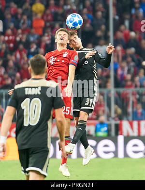 München, Bayern, Deutschland. 2. Oktober, 2018. Fußball, FC Bayern München, Oktober 02, 2018 Thomas Mueller, MÜLLER, FCB 25 konkurrieren um die Kugel, Bekämpfung, Duell, Schneidwerk gegen Nico TAGLIAFICO, Amsterdam Nr. 31 FC BAYERN MÜNCHEN - AJAX AMSTERDAM UEFA Fußball Champions League, München, Oktober 02, 2018, Saison 2018/2019, Gruppe Bühne: Peter Schatz/Alamy leben Nachrichten Stockfoto