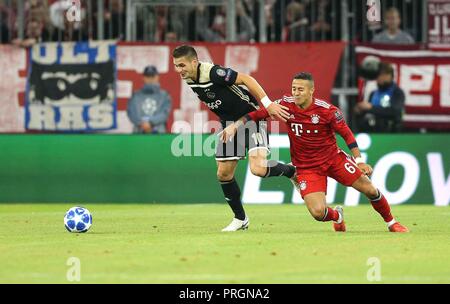 München, Bayern. 2. Okt, 2018. firo: 02.10.2018 Fuvuball, Fußball: UEFA Champions League Saison 2018/2019 CL Gruppenphase, Hinspiel FC Bayern München - Ajax Amsterdam, Dusan Tadic, Ajax Amsterdam, Thiago Alcantara, Bayern, München, München, Duellen, vollständige Abbildung | Verwendung der weltweiten Kredit: dpa Picture alliance/Alamy leben Nachrichten Stockfoto