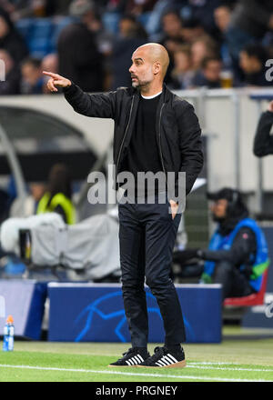 Trainer Pep Guardiola (Manchester City), gibt Instruktionen. GES/Fußball/Champions League Gruppe F: TSG 1899 Hoffenheim - Manchester City, 02.10.2018 - Fußball Champions League Gruppe F: TSG Hoffenheim 1899 gegen Manchester City, Sinsheim, 02.Oktober, 2018 - | Verwendung weltweit Stockfoto