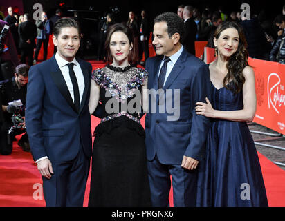 Michael Zegen, Rachel Brosnahan, Tony Shalhoub und Marin Hinkle besuchen Die Romanows - Weltpremiere im CURZON Mayfair, London, Großbritannien. 2. Oktober 2018. Stockfoto