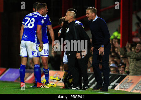London, Großbritannien. 2. Oktober, 2018. Michael Morrison von Birmingham City (L) hat eine Zeile mit Birmingham City Manager Garry Mönch (R). EFL Skybet championship Match, Brentford v Birmingham City bei Griffin Park Stadium in London am Dienstag, 2. Oktober 2018. Dieses Bild dürfen nur für redaktionelle Zwecke verwendet werden. Nur die redaktionelle Nutzung, eine Lizenz für die gewerbliche Nutzung erforderlich. Keine Verwendung in Wetten, Spiele oder einer einzelnen Verein/Liga/player Publikationen. pic von Steffan Bowen/Andrew Orchard sport Fotografie/Alamy leben Nachrichten Stockfoto