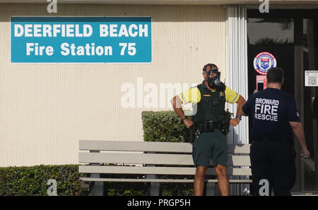 Deerfield Beach, Florida, USA. 2. Okt, 2018. Ein Broward Sheriff-büro Stellvertretender trägt eine Maske. Red Tide hat an der Ostküste von Florida und Deerfield Beach bestätigt wurde veröffentlicht eine Bekanntmachung, dass die offshore Wasser geprüft werden. Credit: Joe Cavaretta/Sonne-hinweissymbol/ZUMA Draht/Alamy leben Nachrichten Stockfoto