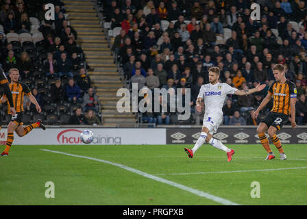 Hull, Großbritannien. 2. Oktober 2018, kcom Stadion, Hull, England; Sky Bet Meisterschaft, Hull City v Leeds Utd; Barry Douglas (03) von Leeds Utd schießt Ziel Credit: Craig Milner/News Bilder der Englischen Football League Bilder unterliegen DataCo Lizenz Credit: Aktuelles Bilder/Alamy leben Nachrichten Stockfoto