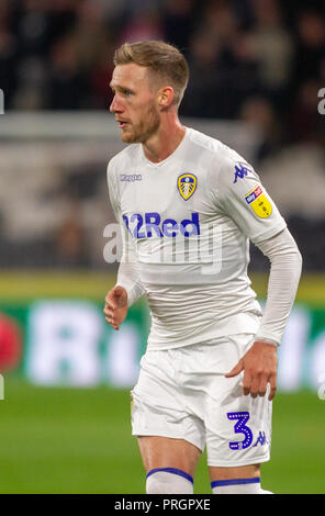 Hull, Großbritannien. 2. Oktober 2018, kcom Stadion, Hull, England; Sky Bet Meisterschaft, Hull City v Leeds Utd; Barry Douglas (03) von Leeds Utd Credit: Craig Milner/News Bilder der Englischen Football League Bilder unterliegen DataCo Lizenz Credit: Aktuelles Bilder/Alamy leben Nachrichten Stockfoto