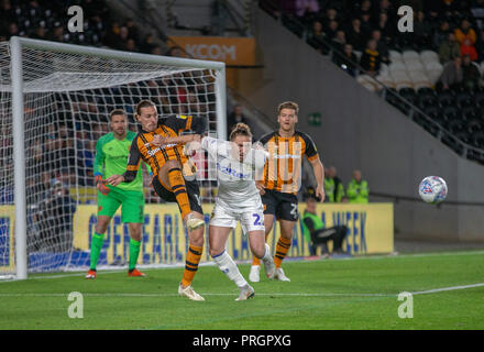 Hull, Großbritannien. 2. Oktober 2018, kcom Stadion, Hull, England; Sky Bet Meisterschaft, Hull City v Leeds Utd; Jon Toral (10) Hull City löscht die Gefahr der Credit: Craig Milner/News Bilder der Englischen Football League Bilder unterliegen dem DataCo Lizenz Credit: Aktuelles Bilder/Alamy leben Nachrichten Stockfoto