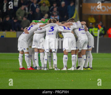 Hull, Großbritannien. 2. Oktober 2018, kcom Stadion, Hull, England; Sky Bet Meisterschaft, Hull City v Leeds Utd, Leeds Utd Unordnung vor Kick off Credit: Craig Milner/News Bilder der Englischen Football League Bilder unterliegen DataCo Lizenz Credit: Aktuelles Bilder/Alamy leben Nachrichten Stockfoto