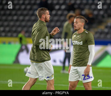 Hull, Großbritannien. 2. Oktober 2018, kcom Stadion, Hull, England; Sky Bet Meisterschaft, Hull City v Leeds Utd; Leslie Phillips (23) von Leeds Utd im Warm up Credit: Craig Milner/News Bilder der Englischen Football League Bilder unterliegen DataCo Lizenz Credit: Aktuelles Bilder/Alamy leben Nachrichten Stockfoto