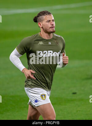 Hull, Großbritannien. 2. Oktober 2018, kcom Stadion, Hull, England; Sky Bet Meisterschaft, Hull City v Leeds Utd; Lukas Ayling (02) von Leeds Utd im Warm up Credit: Craig Milner/News Bilder der Englischen Football League Bilder unterliegen DataCo Lizenz Credit: Aktuelles Bilder/Alamy leben Nachrichten Stockfoto