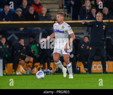 Hull, Großbritannien. 2. Oktober 2018, kcom Stadion, Hull, England; Sky Bet Meisterschaft, Hull City v Leeds Utd; Leslie Phillips (23) von Leeds Utd mit der Kugel Credit: Craig Milner/News Bilder der Englischen Football League Bilder unterliegen DataCo Lizenz Credit: Aktuelles Bilder/Alamy leben Nachrichten Stockfoto