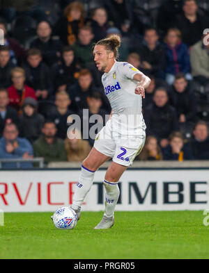 Hull, Großbritannien. 2. Oktober 2018, kcom Stadion, Hull, England; Sky Bet Meisterschaft, Hull City v Leeds Utd; Lukas Ayling (02) von Leeds Utd mit der Kugel Credit: Craig Milner/News Bilder der Englischen Football League Bilder unterliegen DataCo Lizenz Credit: Aktuelles Bilder/Alamy leben Nachrichten Stockfoto