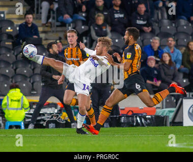 Hull, Großbritannien. 2. Oktober 2018, kcom Stadion, Hull, England; Sky Bet Meisterschaft, Hull City v Leeds Utd; Samuel Saiz (14) von Leeds Utd nehmen den Ball unter Kontrolle Quelle: Craig Milner/News Bilder der Englischen Football League Bilder unterliegen DataCo Lizenz Credit: Aktuelles Bilder/Alamy leben Nachrichten Stockfoto