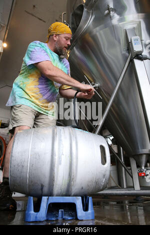 Davenport, Iowa, USA. 28 Sep, 2018. Great River Brauereibesitzer und Brauer Scott Lehnert fügt Bier zu einem firkin aus dem Fermenter tank. Die ale oder Bier firkin (vom Nahen Niederländischen vierdekijn Sinne ''4'') ist ein Viertel eines Ale oder Bier fass Credit: Kevin E. Schmidt/Viererkabel - Zeiten/ZUMA Draht/Alamy leben Nachrichten Stockfoto