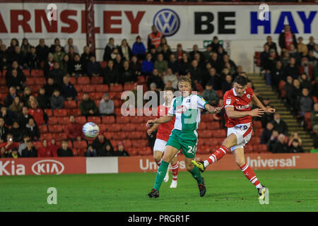 Barnsley, Großbritannien. 2. Oktober 2018, Oakwell, Barnsley, England; Sky Bet League One, Barnsley v Plymouth Argyle; Kieffer Moore (19) Barnsley schießt und nur vermisst Credit: Mark Cosgrove/News Bilder der Englischen Football League Bilder unterliegen DataCo Lizenz Credit: Aktuelles Bilder/Alamy leben Nachrichten Stockfoto