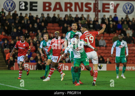 Barnsley, Großbritannien. 2. Oktober 2018, Oakwell, Barnsley, England; Sky Bet League One, Barnsley v Plymouth Argyle; Kieffer Moore (19) Barnsley nur vermisst das Kreuz Credit: Mark Cosgrove/News Bilder der Englischen Football League Bilder unterliegen dem DataCo Lizenz Credit: Aktuelles Bilder/Alamy leben Nachrichten Stockfoto