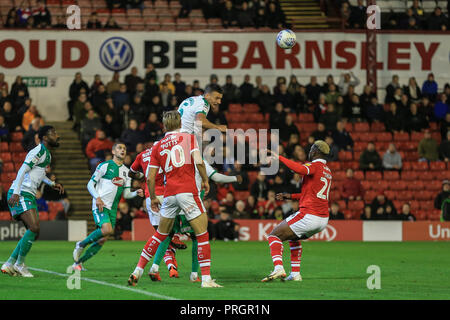 Barnsley, Großbritannien. 2. Oktober 2018, Oakwell, Barnsley, England; Sky Bet League One, Barnsley v Plymouth Argyle; Ryan Edwards (05) von Plymouth Argyle Köpfe klare: Mark Cosgrove/News Bilder der Englischen Football League Bilder unterliegen DataCo Lizenz Credit: Aktuelles Bilder/Alamy leben Nachrichten Stockfoto