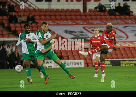 Barnsley, Großbritannien. 2. Oktober 2018, Oakwell, Barnsley, England; Sky Bet League One, Barnsley v Plymouth Argyle; Mamadou Thiam (26) Barnsley schießt auf Gefängnis und nur vermisst Credit: Mark Cosgrove/News Bilder der Englischen Football League Bilder unterliegen DataCo Lizenz Credit: Aktuelles Bilder/Alamy leben Nachrichten Stockfoto