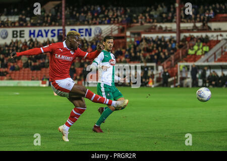 Barnsley, Großbritannien. 2. Oktober 2018, Oakwell, Barnsley, England; Sky Bet League One, Barnsley v Plymouth Argyle; Mamadou Thiam (26) Barnsley kreuzt die Kugel tief in das Feld Quelle: Mark Cosgrove/News Bilder der Englischen Football League Bilder unterliegen dem DataCo Lizenz Credit: Aktuelles Bilder/Alamy leben Nachrichten Stockfoto